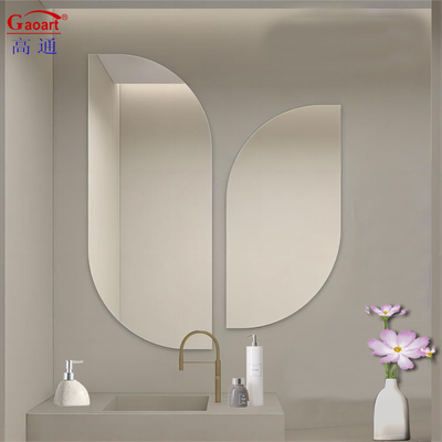 Ajoutez une touche d'élégance moderne à votre décoration avec ce miroir mural indestructible