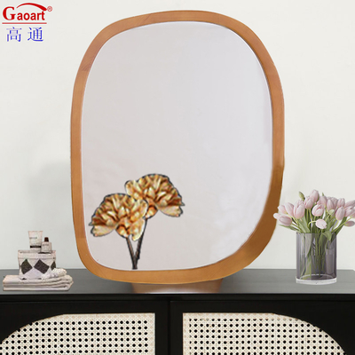 Décor de salle de bain antique avec miroir en bois dans le style Morden