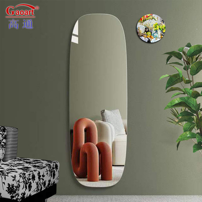 Ajoutez une touche d'élégance à votre décor à l'aide de ce miroir à longueur de plancher en forme de cloison