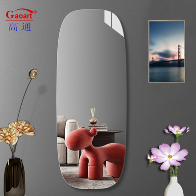 Ajoutez une touche d'élégance à votre décor à l'aide de ce miroir à longueur de plancher en forme de cloison