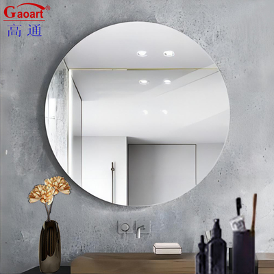 Meubles de salle de bain miroir avec un design moderne et une grande douche