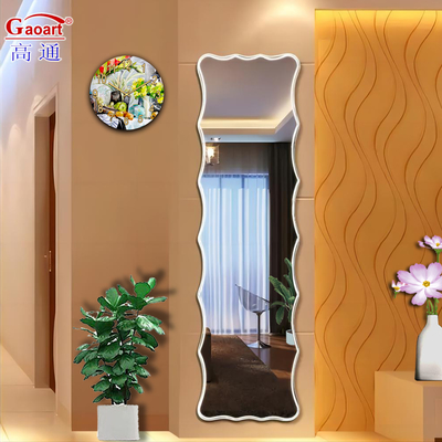 Améliorez la conception de votre salle de bain en utilisant un miroir sans cadre comme point focal