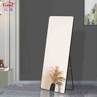 Miroir de sol moderne et élégant pour une salle de bains de luxe