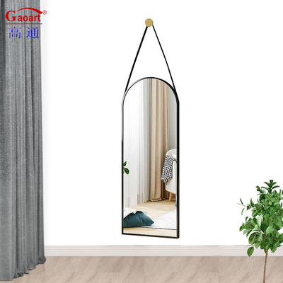 Design de salle de bains élégant avec un grand miroir mural en aluminium noir encadré et un cadre en or
