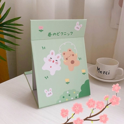 Maquillage en forme de cœur en mini-poche ronde