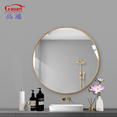 Décoration élégante du salon avec miroir ovale décoratif dans un style élégant