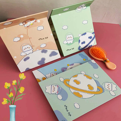 Le papier et le miroir en verre recouverts: la combinaison idéale pour un joli miroir de maquillage