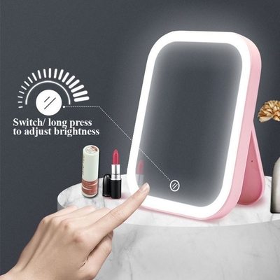 Préparez-vous n'importe où et n'importe quand avec ce miroir cosmétique portable