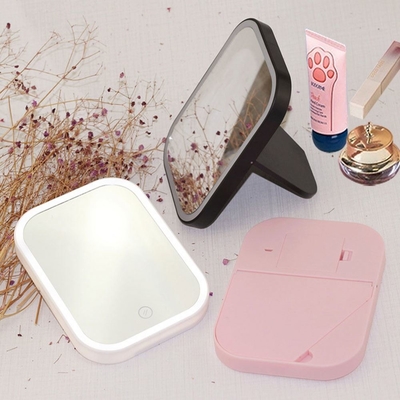 Préparez-vous n'importe où et n'importe quand avec ce miroir cosmétique portable