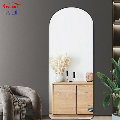 Grand miroir autocollant en métal noir pour se tenir debout dans une pièce moderne et élégante