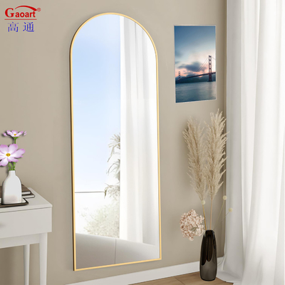 Miroir de salle de bains modernement encadré parfait pour la décoration de la salle de bains