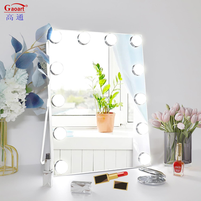 Faites- vous un maquillage glamour avec le miroir d'Hollywood