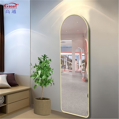 Un miroir élégant pour l'habillement ajoute du style et des fonctionnalités à votre espace