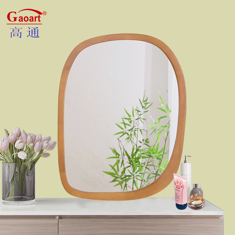 Décor de salle de bain antique avec miroir en bois dans le style Morden