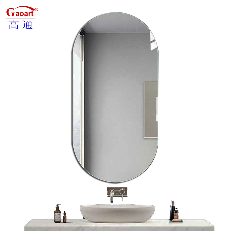 Grand miroir de salle de bain simple avec une énorme feuille indestructible et un corps mural de design moderne