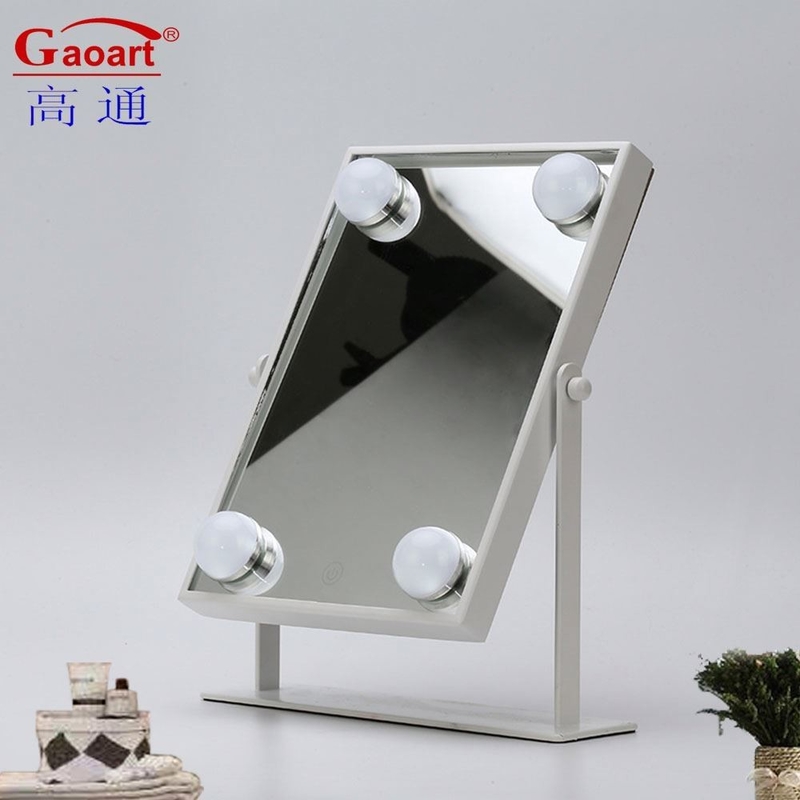 Mode de tous les jours, style de la femme qui s'habille, beau maquillage portable avec miroir à LED