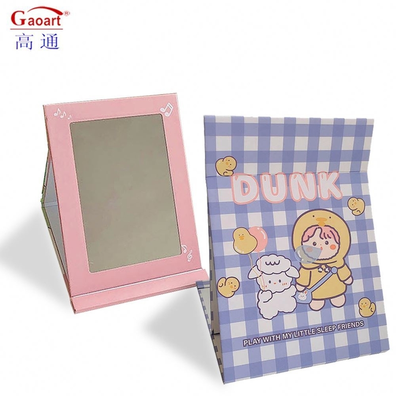 Maquillage en forme de cœur en mini-poche ronde