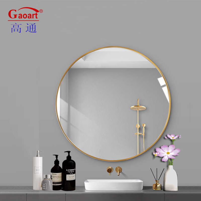 Décoration élégante du salon avec miroir ovale décoratif dans un style élégant
