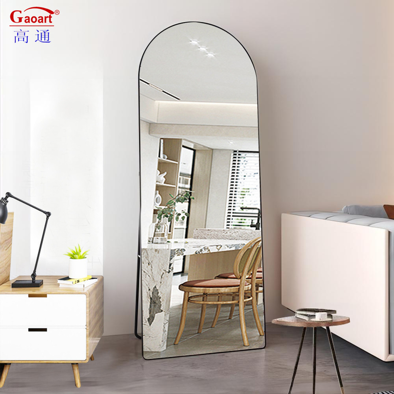 Grand miroir murale pour salle de bains et vestiaires dans un style de design contemporain